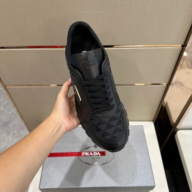 프라다 PRADA 남성 스니커즈 PR105