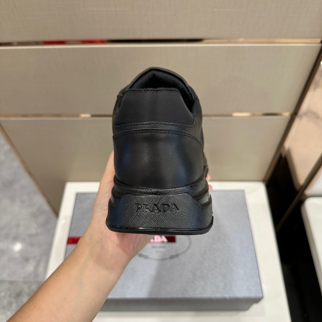 프라다 PRADA 남성 스니커즈 PR105