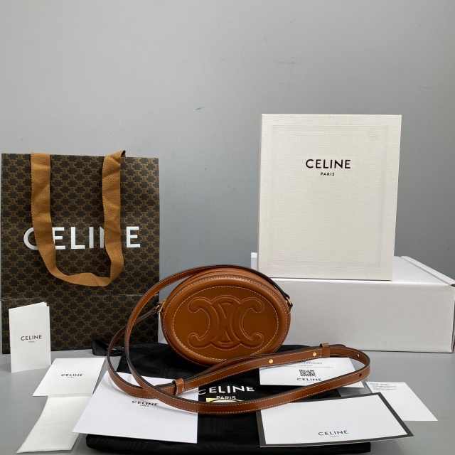 셀린느 CELINE 트리오페 시그니처 오벌 코인펄스  CL0520