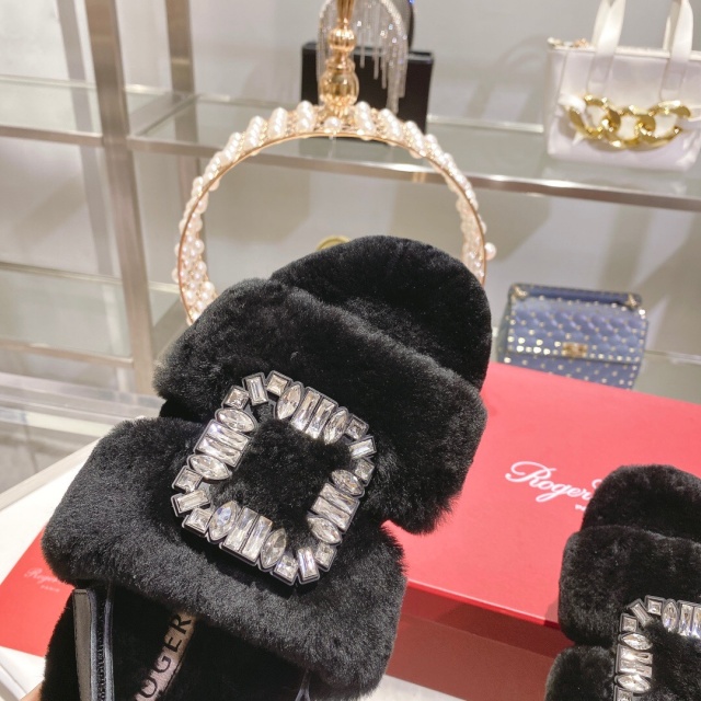 로저비비에 ROGER VIVIER 여성 퍼 샌들 RV159