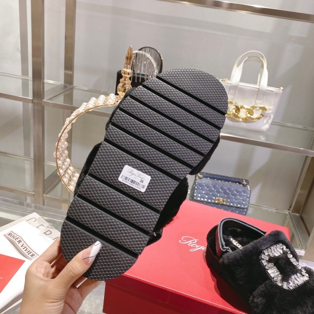 로저비비에 ROGER VIVIER 여성 퍼 샌들 RV159