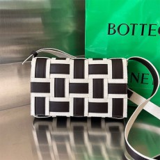 보테가 BOTTEGA VENETA  여성 카세트백 755217 BO0935