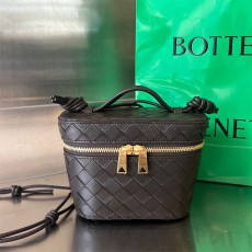 보테가 BOTTEGA VENETA  인트레치아토 베니티 케이스 BO0942